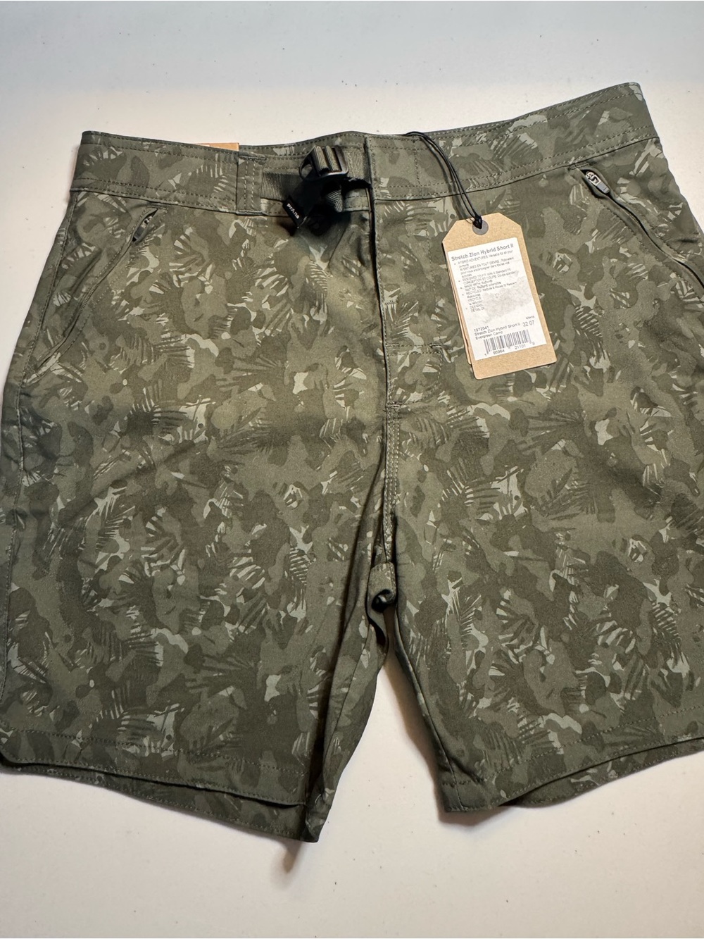 Prana Olive Green Shorts with Subtle Dark Trim Mens size 32